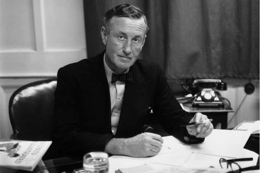 Ian Fleming był agentem brytyjskiego wywiadu. Jak wiele z własnych doświadczeń wykorzystał w książkach o Bondzie - nie wiadomo. Był zobowiązany do zachowania tajemnicy państwowej