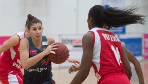 Devereaux Peters (z prawej) z Wisły Can-Pack Kraków tu podczas meczu z Widzewem Łódź