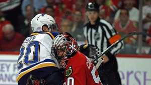 Alexander Steen z St. Louis Blues w starciu z Coreyem Crawfordem, bramkarzem Chicago Blackhawks