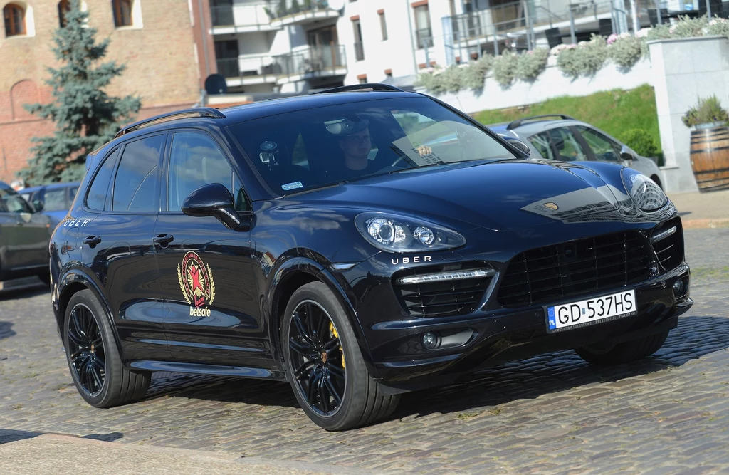 Korzystając z Ubera można trafić na naprawdę niezwykłą "taksówkę". Przykładowo w Gdańsku jeździ Porsche Cayenne GTS