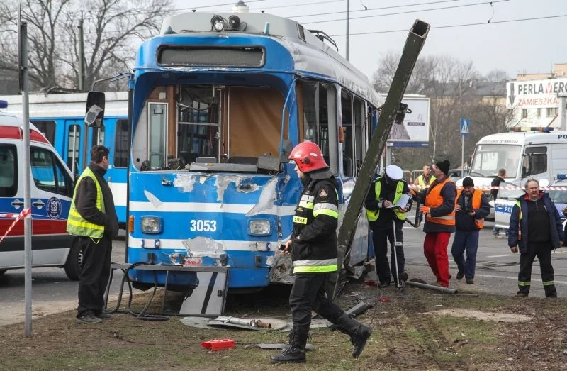 Tramwaj ma bardzo ograniczone możliwości uniknięcia wypadku, a skutki zderzenia z nim są zwykle poważne