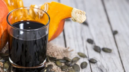 Olej z pestek dyni to jeden z najlepszych, domowych sposobów na zmarszczki. Jak go stosować? 