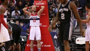 Marcin Gortat (w środku, numer 13)