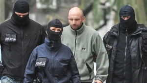 Krystian W. w eskorcie policji 