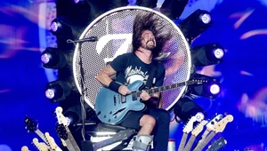 Po złamaniu nogi Dave Grohl (Foo Fighters) na ostatnich koncertach występuje na specjalnym tronie