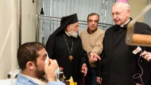 Patriarcha Syrii Grzegorz III Laham (2L) i arcybiskup Stanisław Gądecki (P) odwiedzili 7 bm. w Szpitalu Wojewódzkim w Poznaniu, pobitego Syryjczyka