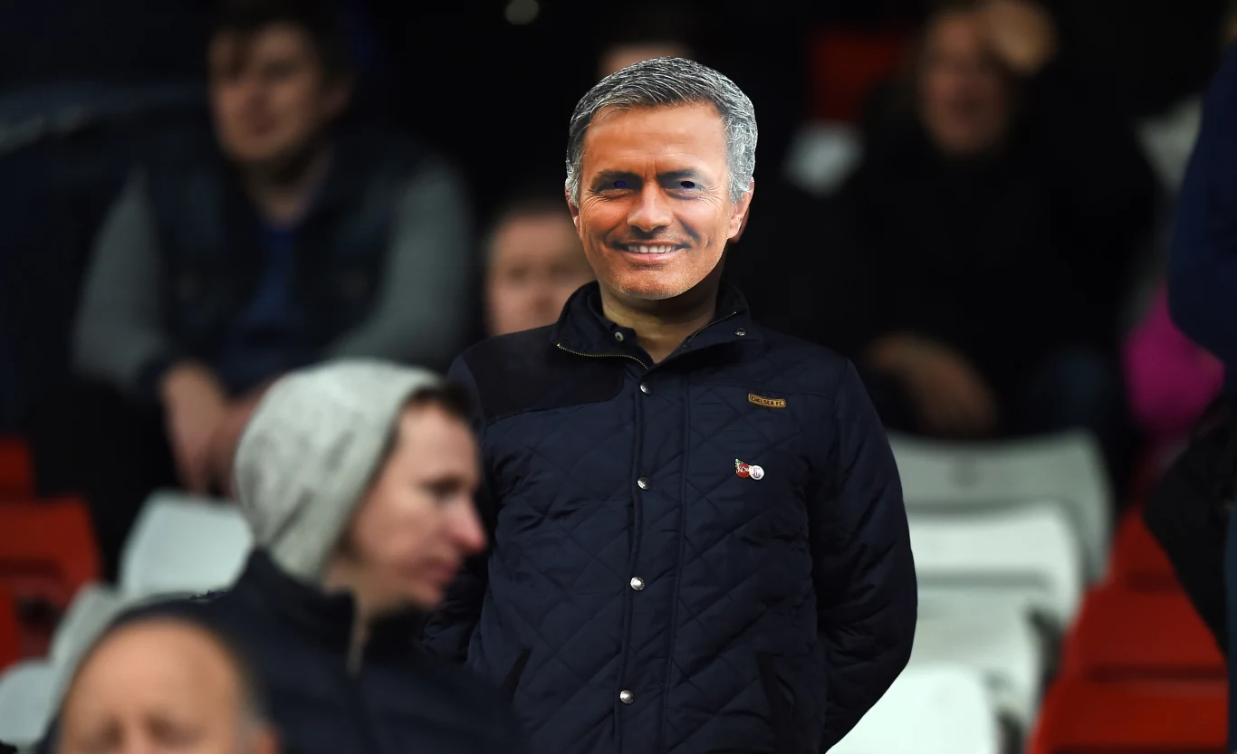 Kibic Chelsea w masce z podobizną Jose Mourinho