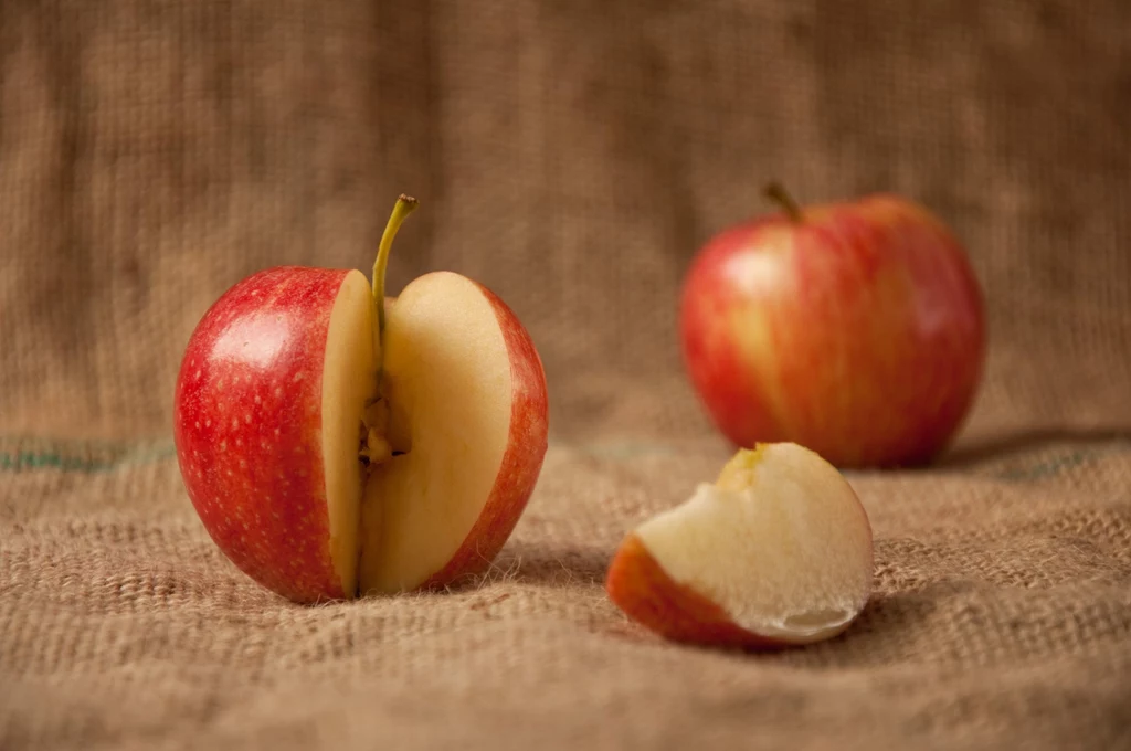 Naturalna zawartość cukru w świeżych dojrzałych jabłkach jest wystarczająca, by ich smak był dla dziecka przyjemny