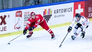 Patryk Wronka (przy krążku, tu w meczu z Austrią) był odkryciem reprezentacji Polski na turnieju EIHC w Janowie.