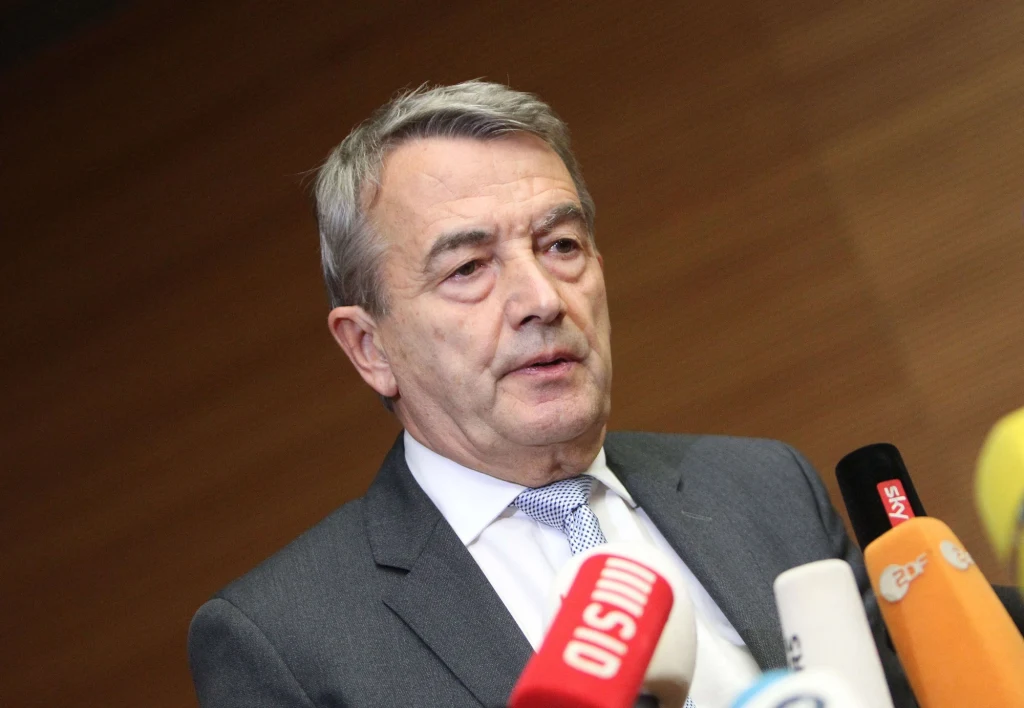 Wolfgang Niersbach ogłasza rezygnację ze stanowiska Wolfgang Niersbach ogłasza rezygnację ze stanowiska