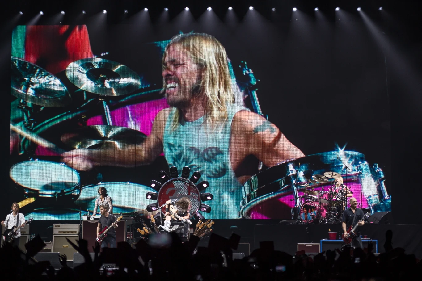 Na telebimie perkusista Taylor Hawkins