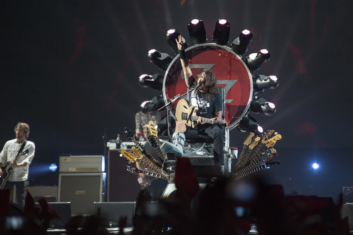 Dave Gohl po złamaniu nogi występuje na specjalnie dla niego przygotowanym tronie