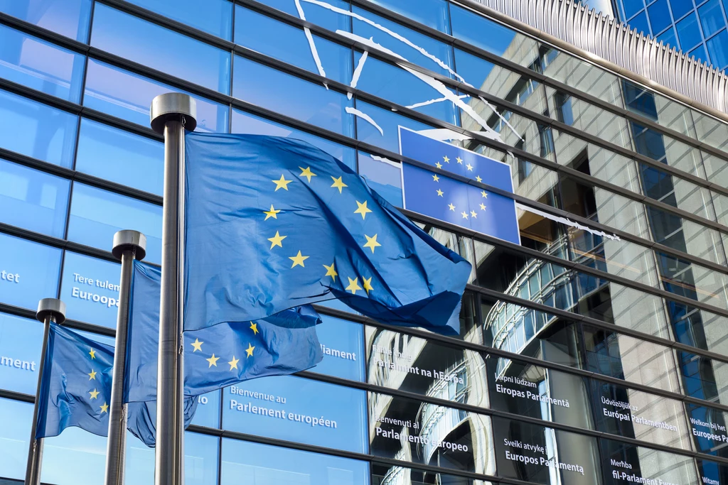 Flaga Unii Europejskiej przed Parlamentem Europejskim; zdj. ilustracyjne Flaga Unii Europejskiej przed Parlamentem Europejskim; zdj. ilustracyjne