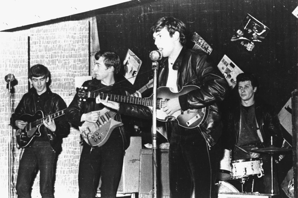 Pete Best (grający na perkusji, najbardziej z prawej) odszedł z The Beatles zaraz przed ich pierwszymi sukcesami