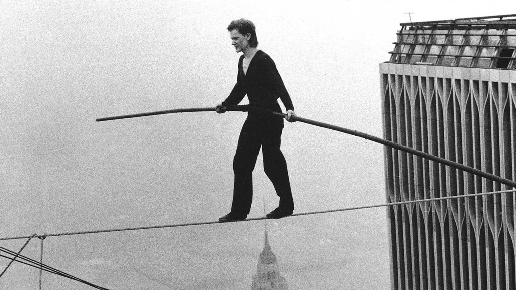 Philippe Petit wykonyjący "le coup"