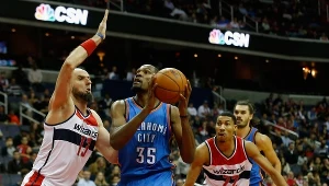 Marcin Gortat (z lewej) w meczu Washington Wizards - Oklahoma City Thunder (101-125)