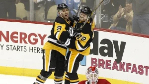 Hokeiści Pittsburgh Penguins cieszą się z gola