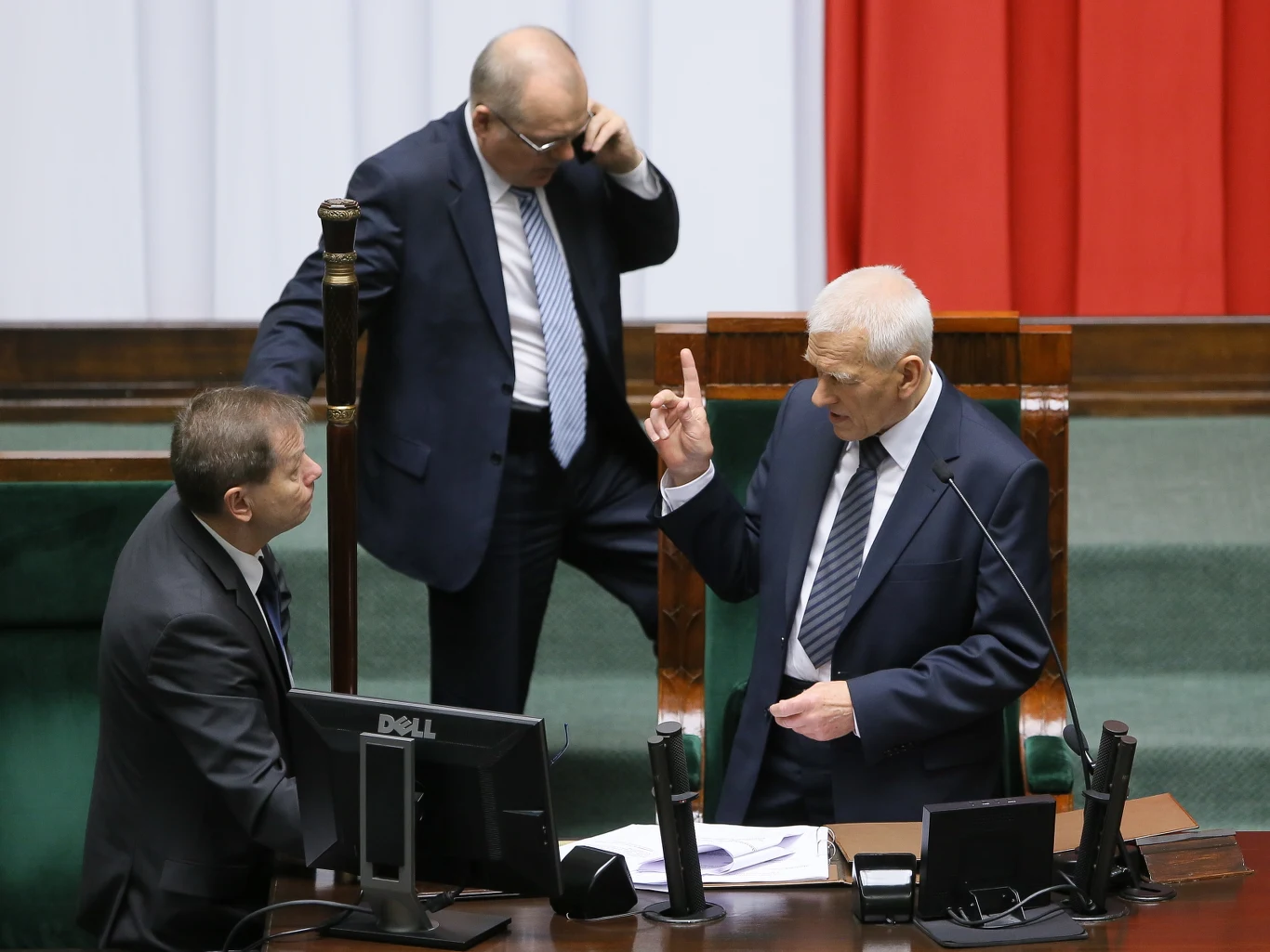 Marszałek senior Kornel Morawiecki przygotowuje się do otwarcia obrad przed pierwszym posiedzeniem Sejmu VIII kadencji