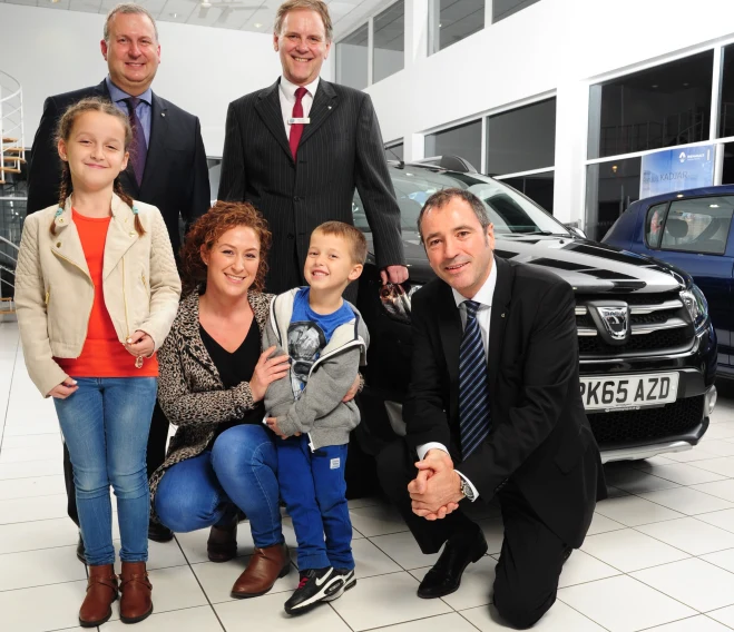 Jody Panov z rodziną i przedstawicielami Dacii