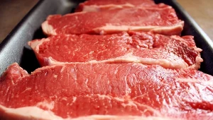 Najczęściej kurczaki, najrzadziej wołowina. Tyle mięsa jedzą Polacy