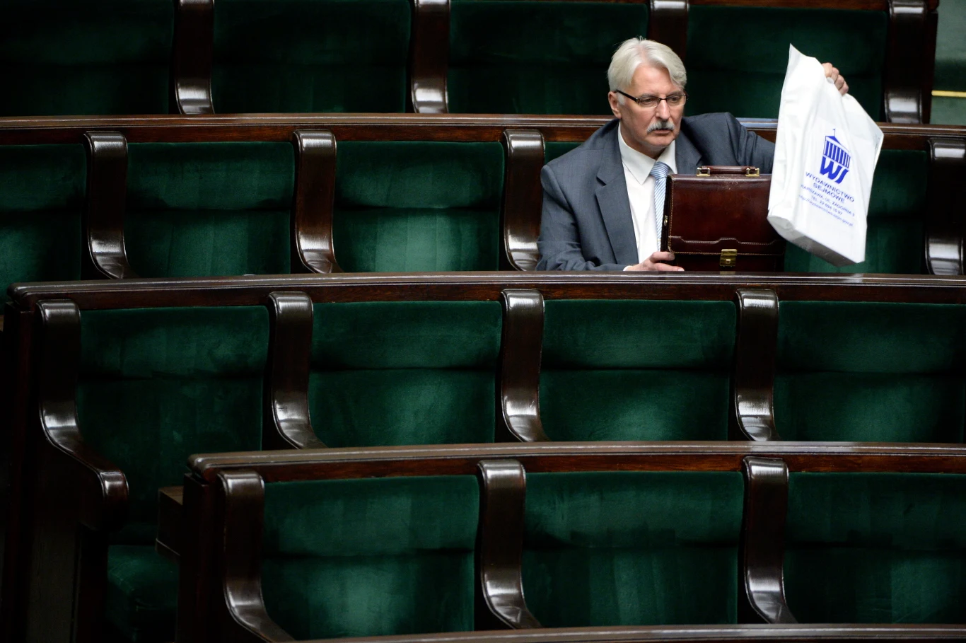 Kandydat na ministra spraw zagranicznych Witold Waszczykowski na sali obrad