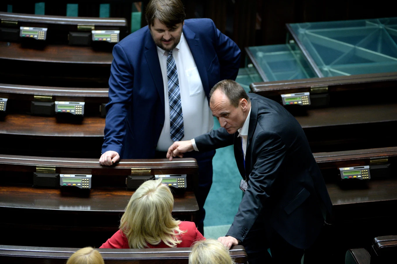 Szef KP Kukiz'15 Paweł Kukiz i poseł Kukiz'15 Piotr Apel na sali obrad przed pierwszym posiedzeniem Sejmu VIII kadencji