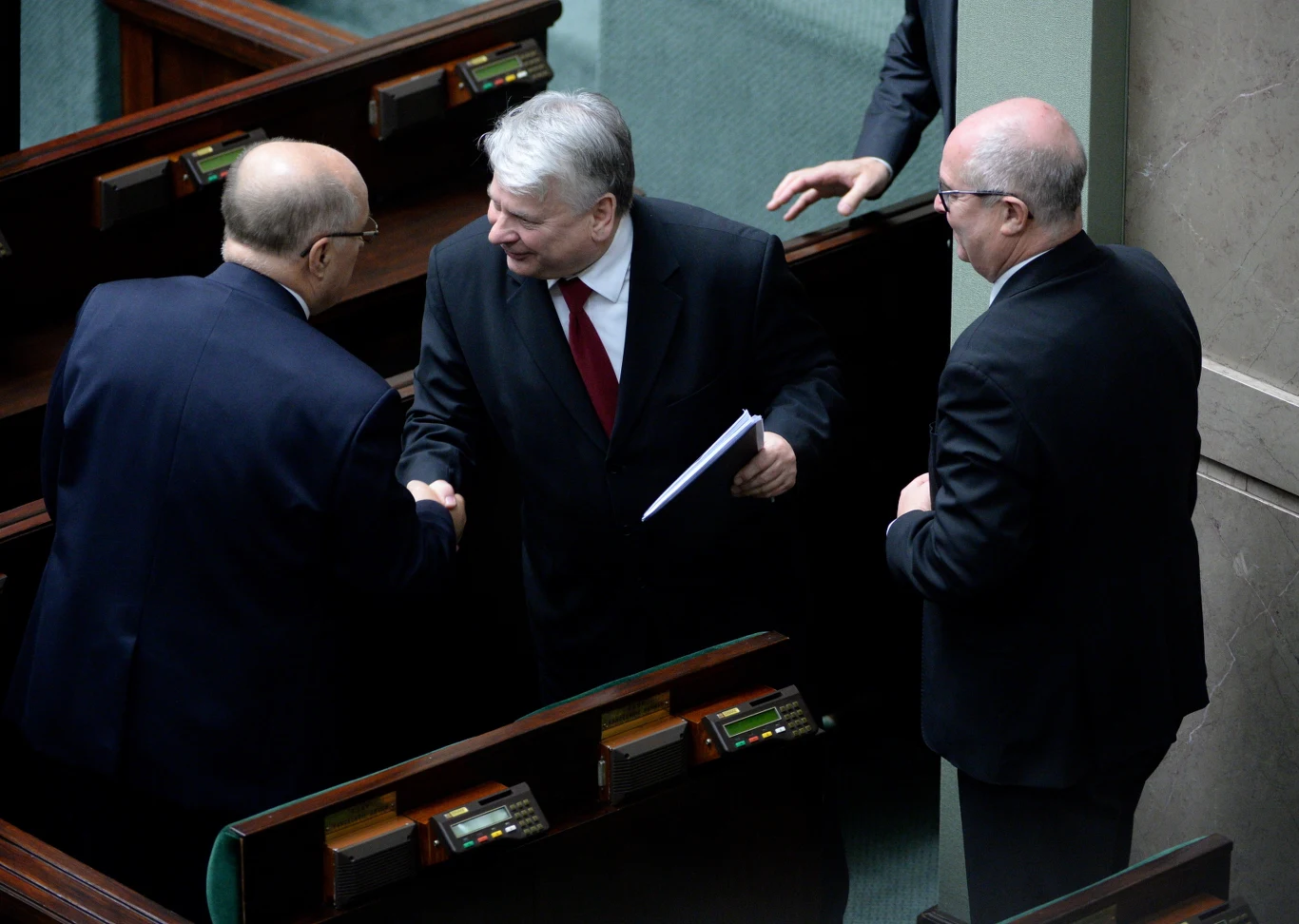 Senator PO Bogdan Borusewicz na sali obrad przed pierwszym posiedzeniem Sejmu VIII kadencji
