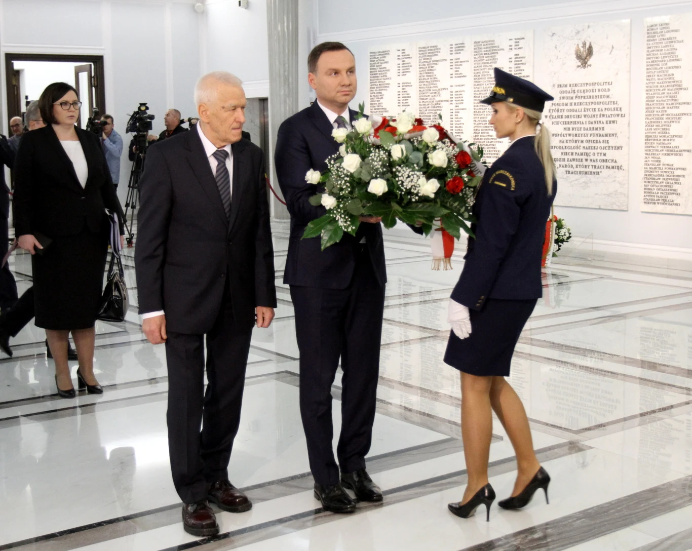 Prezydent Andrzej Duda i marszałek senior Kornel Morawiecki składają kwiaty pod znajdującą się w Sejmie tablicą upamiętniającą 18 parlamentarzystów, którzy zginęli 10 kwietnia 2010 roku w katastrofie pod Smoleńskiem
