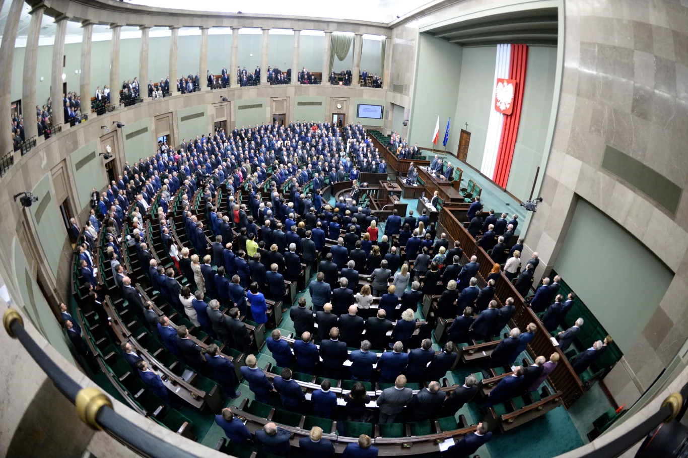 Posłowie na sali obrad podczas pierwszego posiedzenia Sejmu VIII kadencji