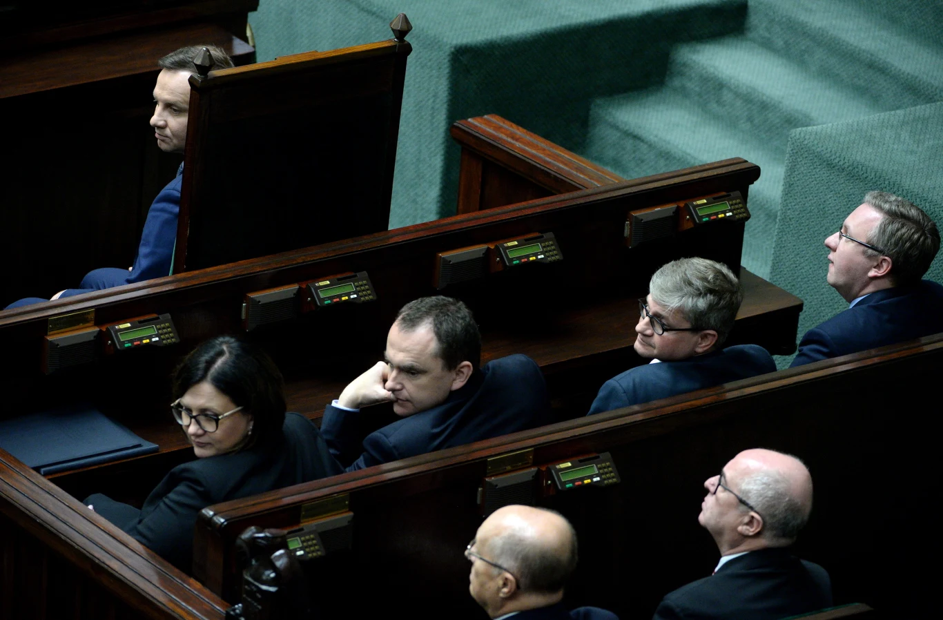 Prezydent Andrzej Duda (front), podczas pierwszego posiedzenia Sejmu VIII kadencji, 12 bm. w Warszawie. Za prezydentem, od lewej Małgorzata Sadurska, Adam Kwiatkowski, Paweł Soloch i Krzysztof Szczerski
