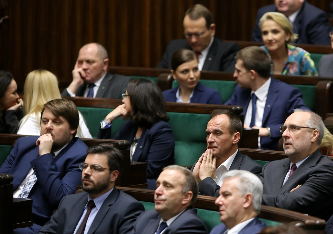 Lider Ruchu Kukiz'15 Paweł Kukiz (C), podczas pierwszego posiedzenia Sejmu VIII kadencji