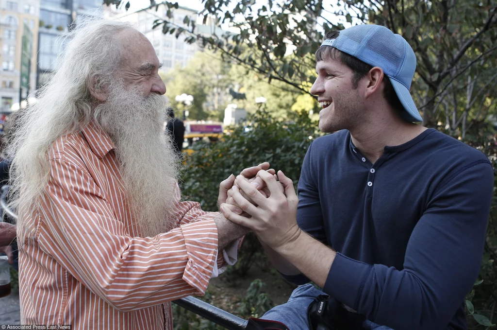 Brandon Stanton z bohaterem swojego zdjęcia, fot. AP Photo/Kathy Willens