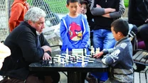 Zauważyłem spory tłumek w Washington Square Park. Kiedy przepchałem się bliżej, zobaczyłem taką oto scenę.