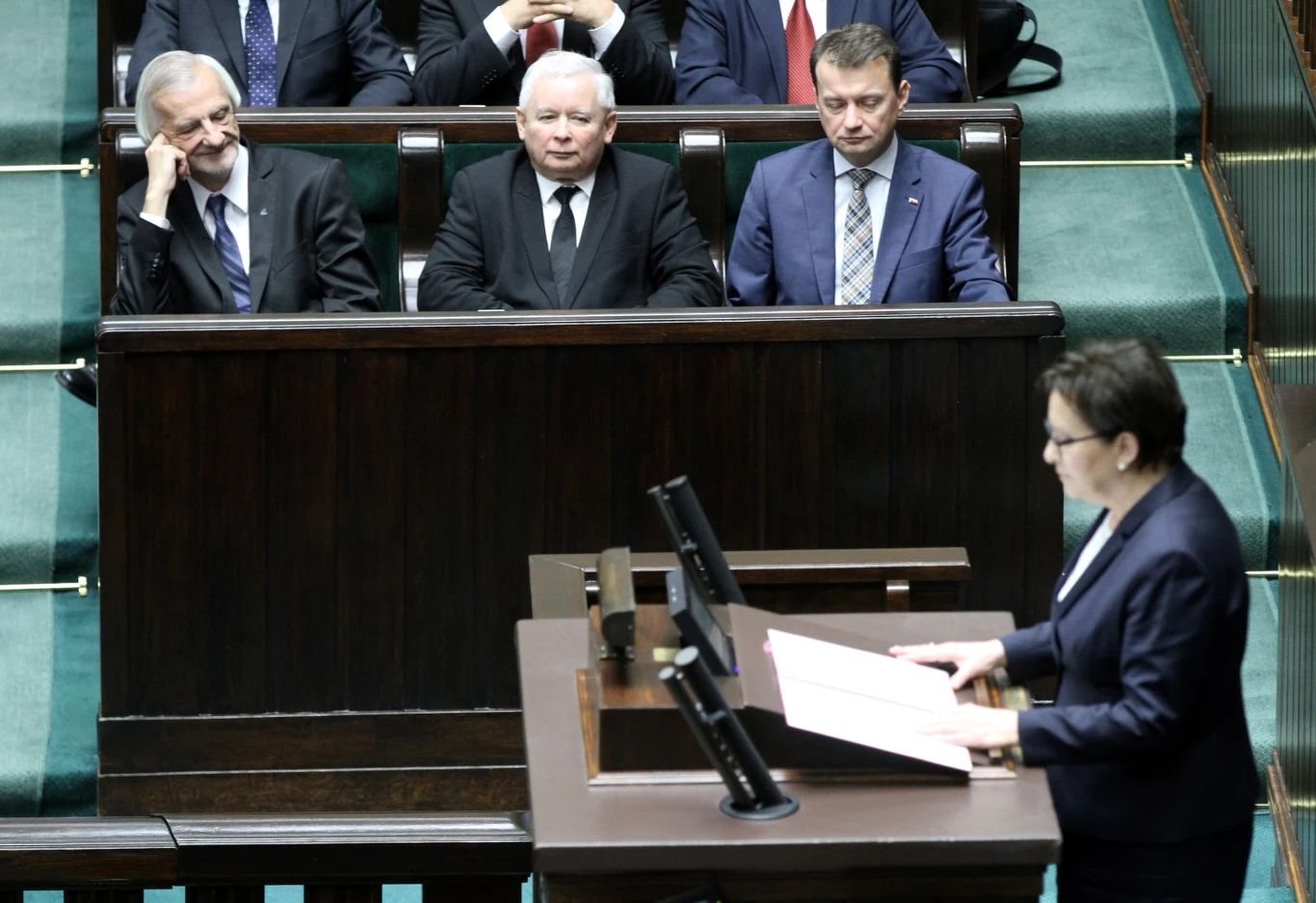 Ustępująca premier Ewa Kopacz (P) składa dymisję rządu, podczas pierwszego posiedzenia Sejmu VIII kadencji. W tle politycy PiS, od lewej: szef KP PiS Ryszard Terlecki, Jarosław Kaczyński, Mariusz Błaszczak