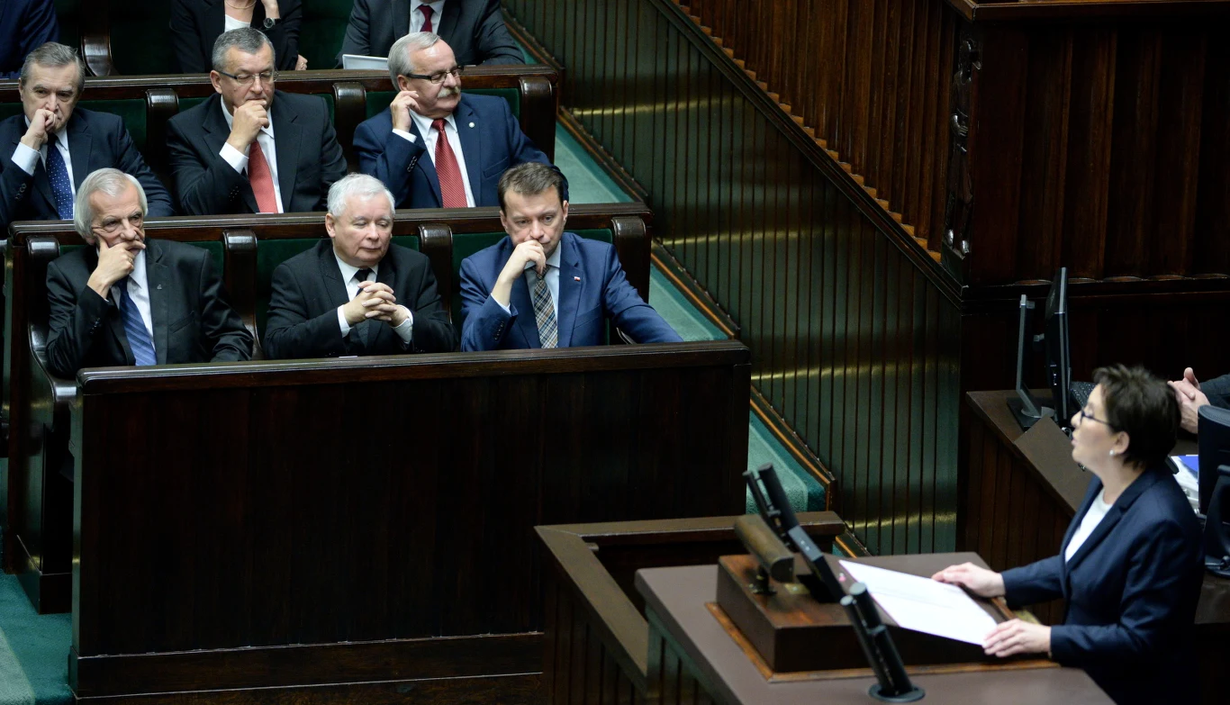 Ustępująca premier Ewa Kopacz (P) składa dymisję rządu, podczas pierwszego posiedzenia Sejmu VIII kadencji