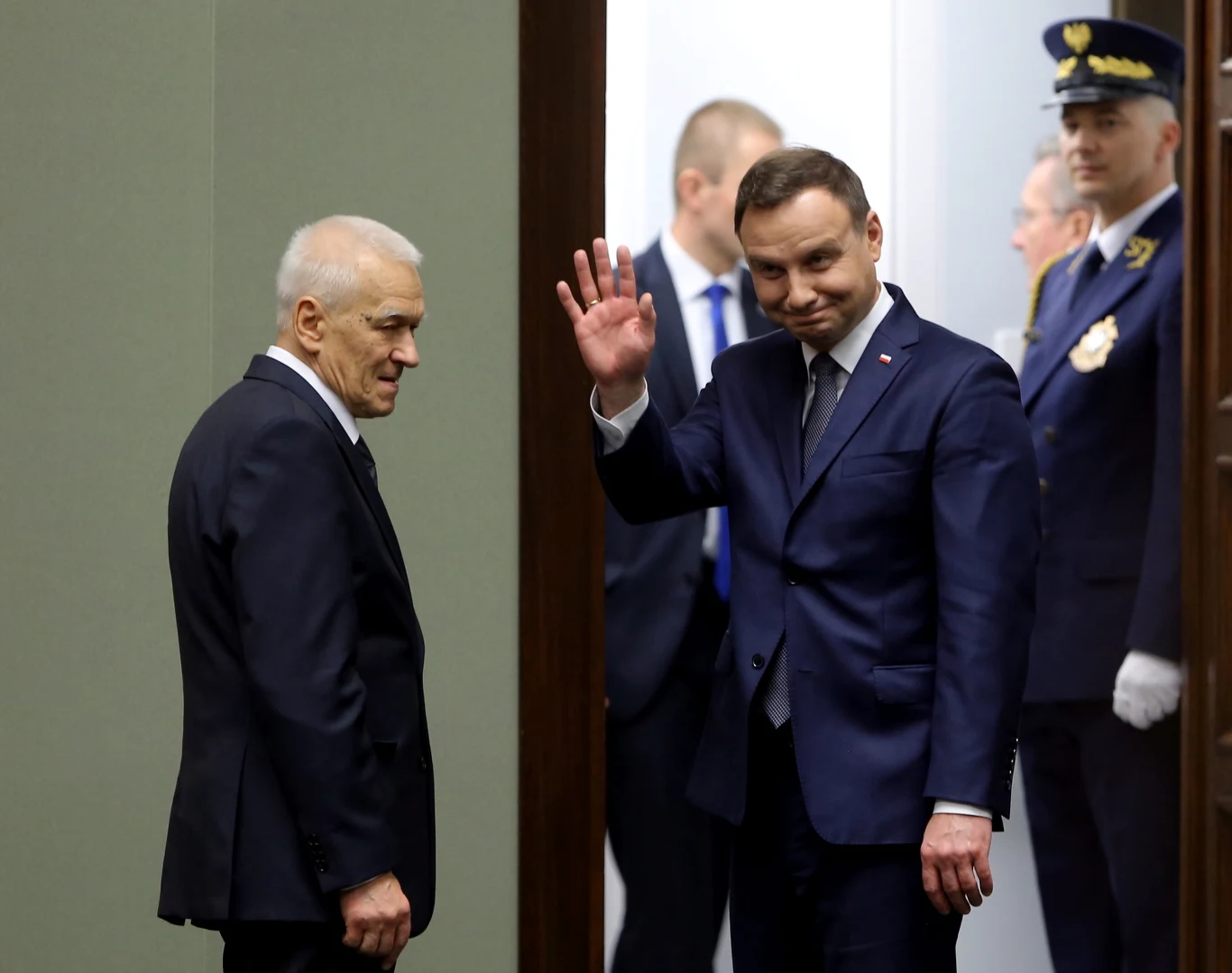 rezydent Andrzej Duda (P) i marszałek-senior Kornel Morawiecki (L) opuszczają salę plenarną podczas przerwy w trakcie pierwszego posiedzenia Sejmu VIII kadencji