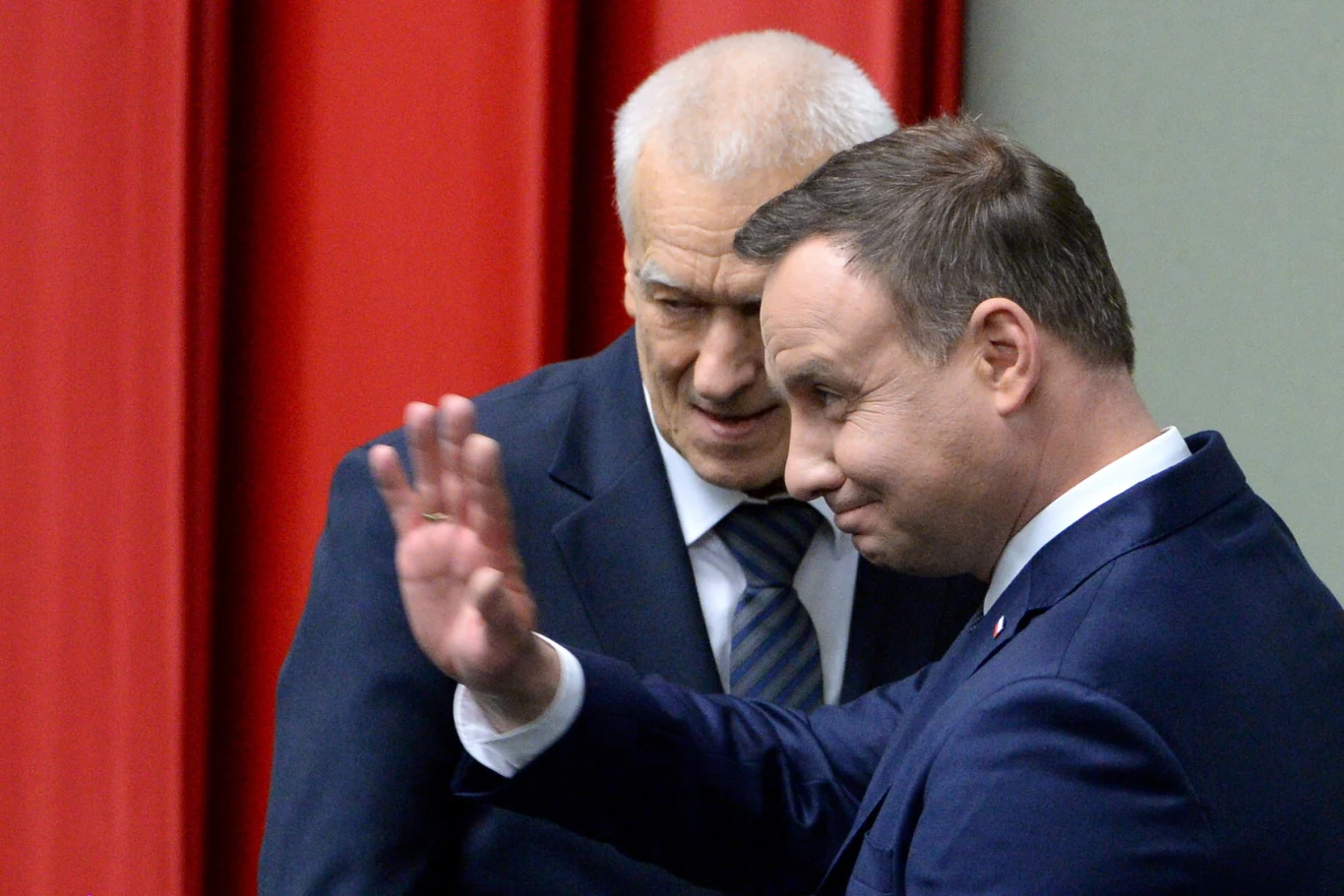 Prezydent Andrzej Duda (P) i marszałek-senior Kornel Morawiecki (L) opuszczają salę plenarną podczas przerwy w trakcie pierwszego posiedzenia Sejmu VIII kadencji
