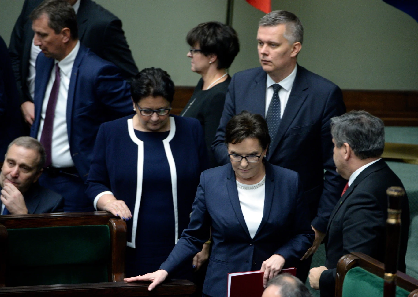  Ustępująca premier Ewa Kopacz (C) w drodze na mównicę przed złożeniem dymisji rządu, podczas pierwszego posiedzenia Sejmu VIII kadencji