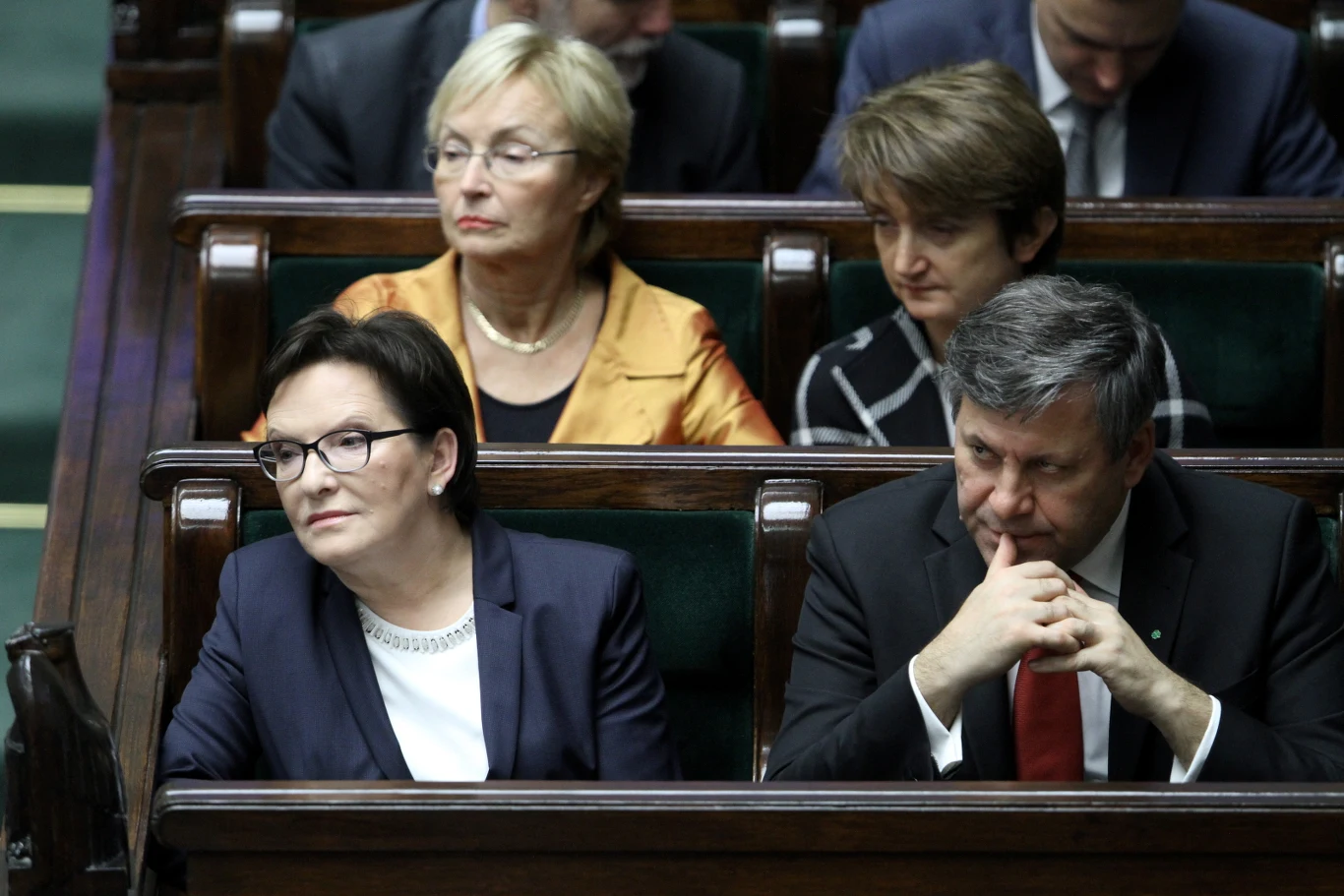 Ustępująca premier Ewa Kopacz (L) i ustępujący wicepremier Janusz Piechociński (P); za nimi Lena Kolarska-Bobińska i Maria Wasiak, podczas pierwszego posiedzenia Sejmu VIII kadencji