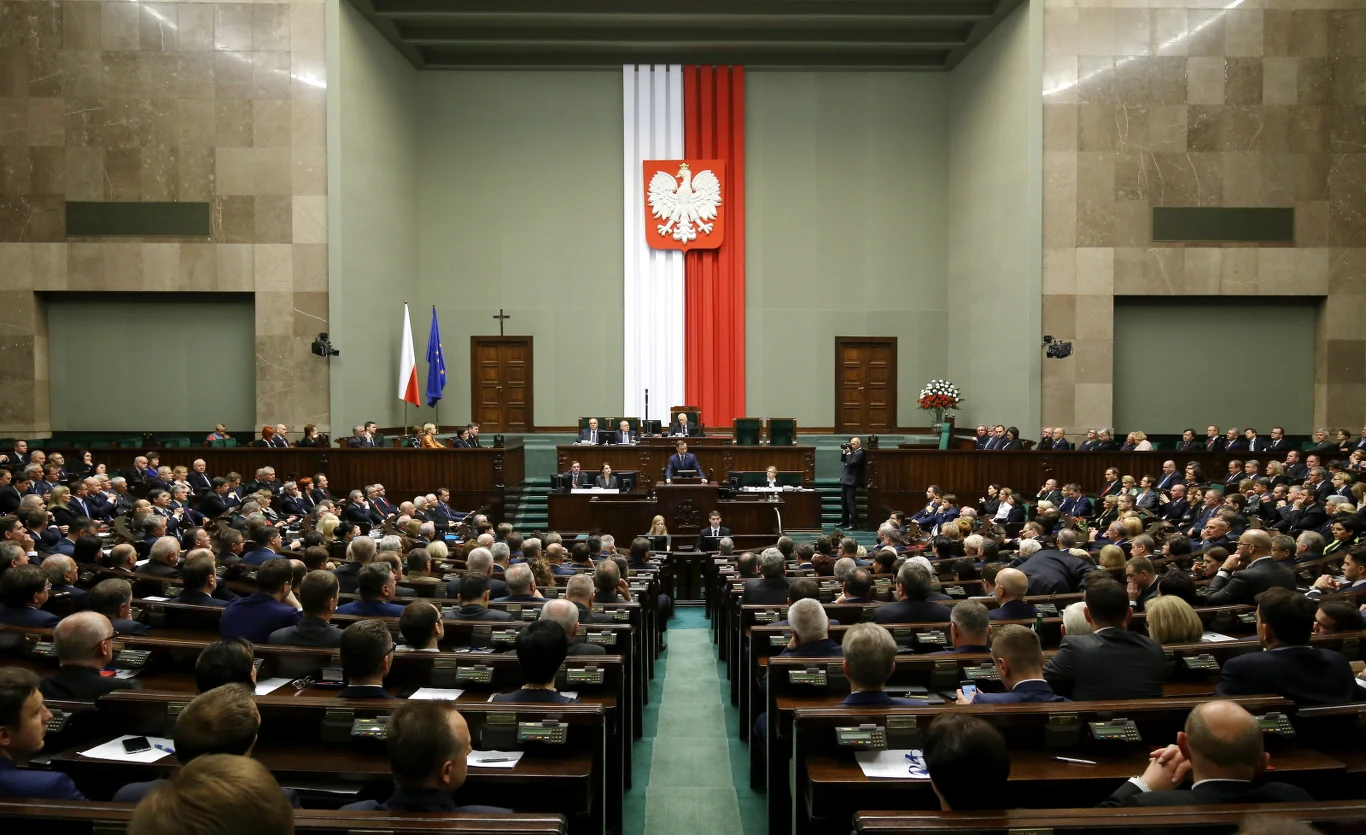  Posłowie na sali plenarnej w trakcie pierwszego posiedzenia Sejmu VIII kadencj