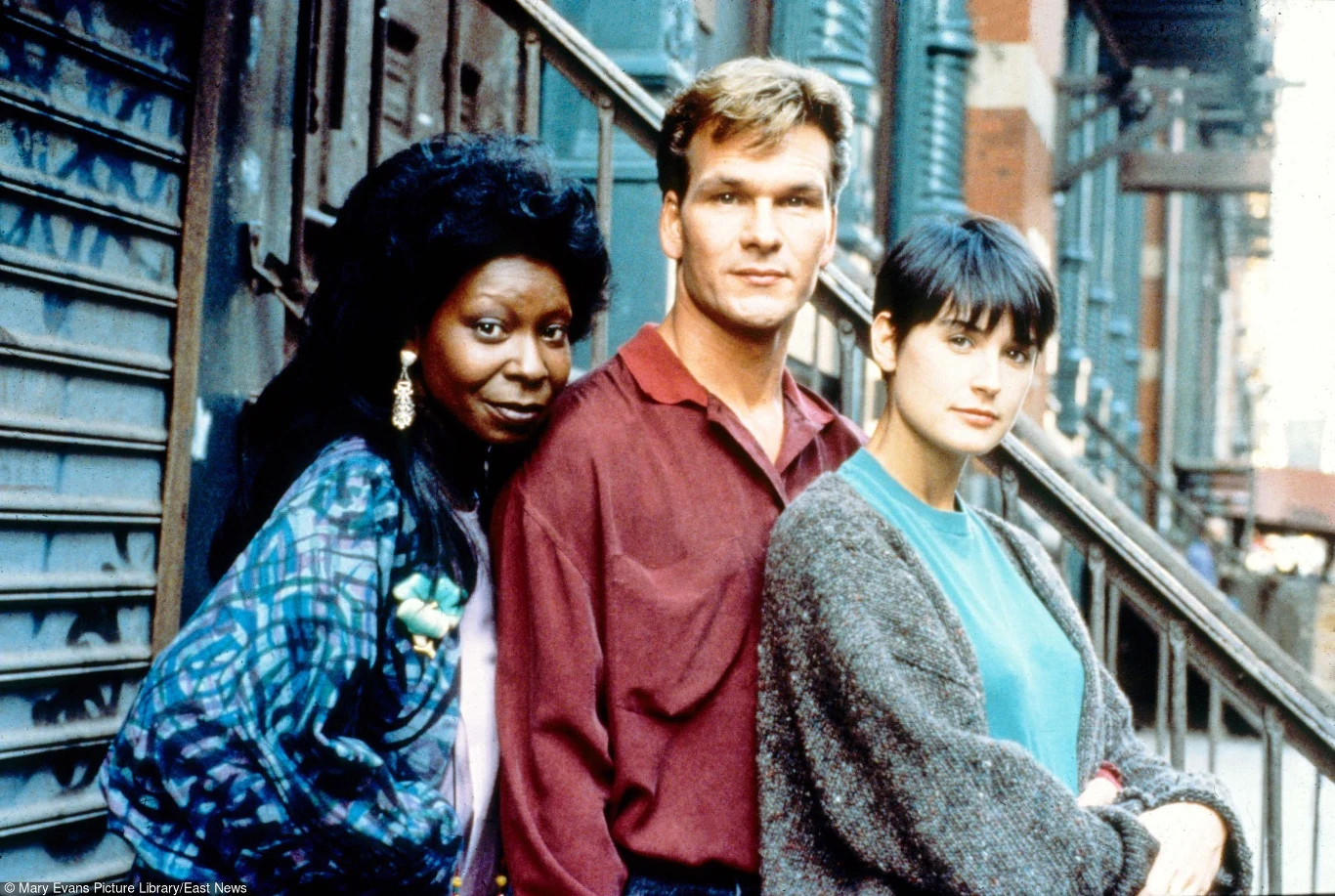 W 1990 roku Goldberg partnerowała Patrickowi Swayze i Demi Moore w głośnym filmie "Uwierz w ducha", w którym wcieliła się w Odę Mae Brown - czarnoskórą szarlatankę zarabiająca na życie jako medium w kontaktach z duchami.

Zdobywając za swą kreację Oscara dla najlepszej aktorki drugoplanowej, stała się Goldberg drugą czarnoskórą kobietą w historii, która otrzymała statuetkę Akademii (pierwszą była Hattie McDaniel za pamiętny występ w "Przeminęło z wiatrem").

 