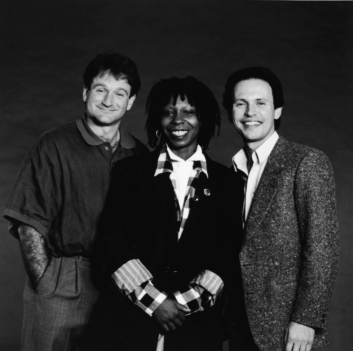 W 2001 roku Whoopi Goldberg została laureatką Mark Twain Prize For American Humor przyznawanej najlepszym komikom amerykańskim, stając się pierwszą kobietą w historii, która otrzymała to wyróżnienie.

Na zdjęciu - w doborowym towarzystwie u boku Robina Williamsa (L) i Billy'ego Crystala (P).

 