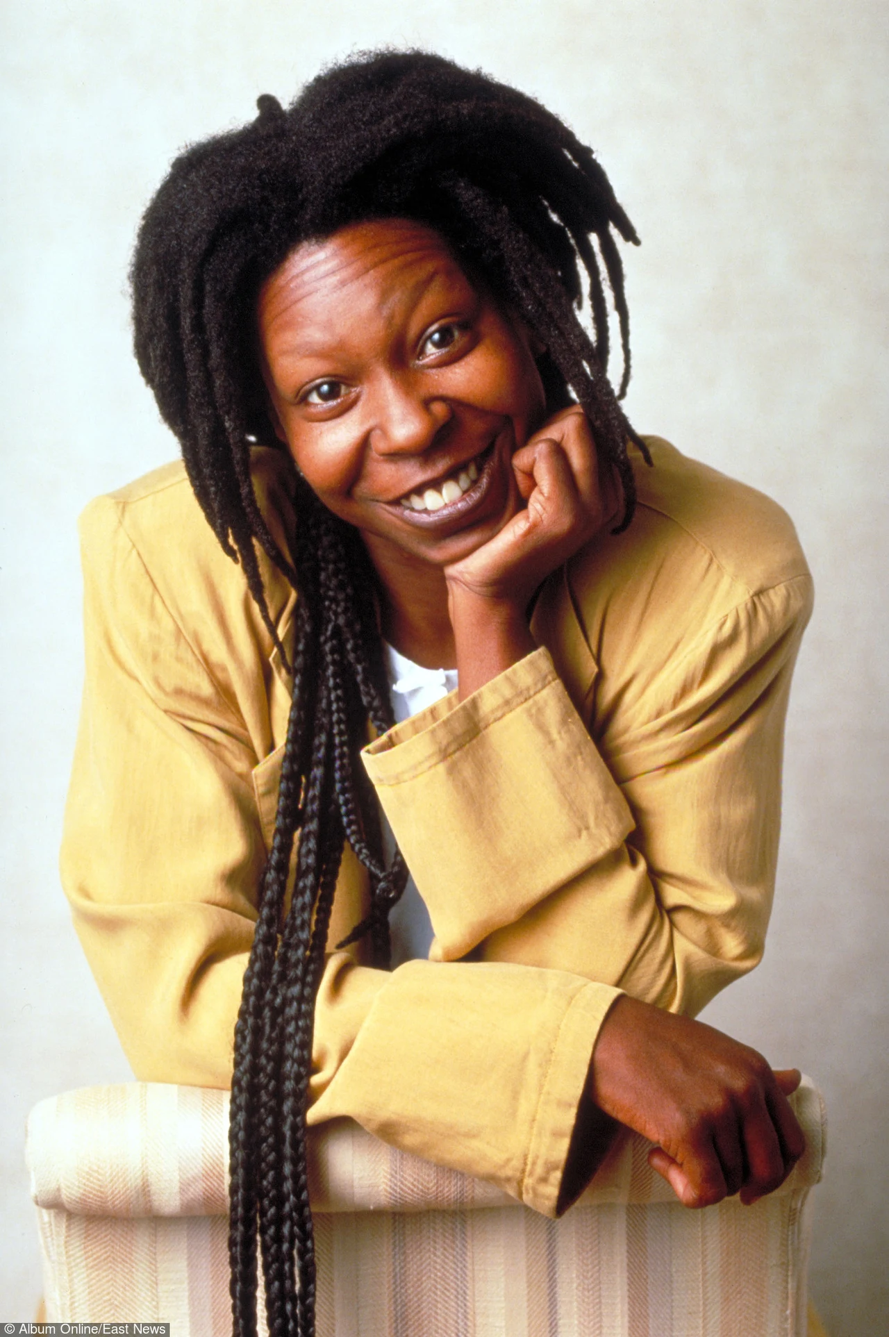 Amerykańska aktorka, satyryczka i aktywistka Whoopi Goldberg kończy w piątek, 13 listopada, 60 lat.

Widzowie na całym świecie zapamiętali ją dzięki brawurowej roli w komedii "Zakonnica w przebraniu", jednak najważniejszym momentem jej aktorskiej kariery pozostaje... porażający debiut - "Kolor purpury" Stevena Spielberga.
