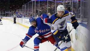 Mats Zuccarello (z lewej) w meczu z St. Louis Blues