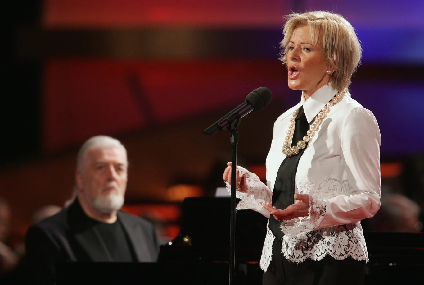 W trakcie kariery Abby, Frida nagrała szwedzkojęzyczną płytę "Frida ensam" (1975 r.) oraz świetnie przyjęty anglojęzyczny album "Something's Going On" (1982 r.). W 1981 r. Frida rozstała się ze swoim drugim mężem Bennym Anderssonem