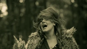 Adele w teledysku "Hello"