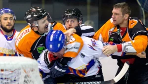 Bijatyka hokeistów Polonii Bytom (białe koszulki) i JKH GKS Jastrzębie podczas piątkowego meczu 