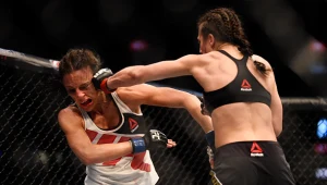 Joanna Jędrzejczyk (z prawej) atakuje Valerie Letourneau