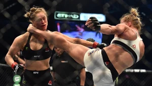 Holly Hom (z prawej) kopie Rondę Rousey