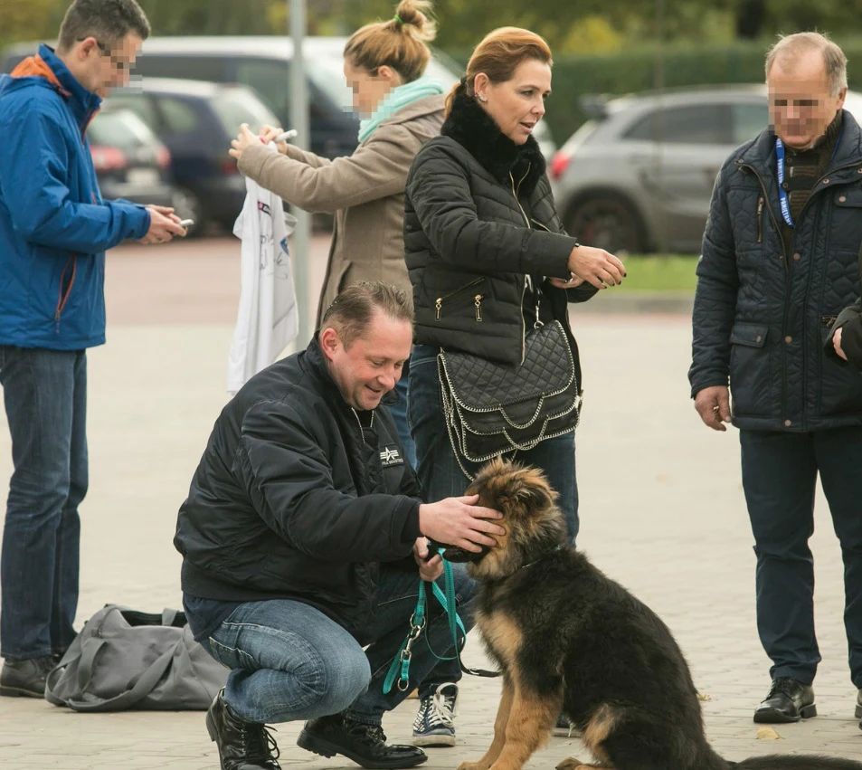 Kamil Durczok na spacerze z psem Kamil Durczok na spacerze z psem